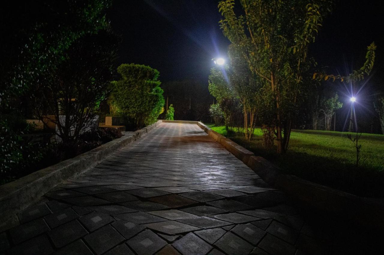 ホテル Distinction Gardens Siaya エクステリア 写真